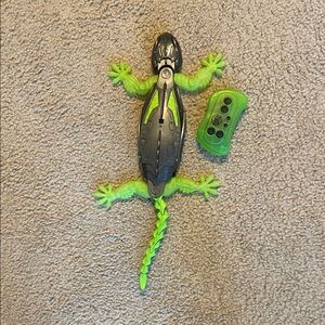 Hex Bots Wall Crawler Gecko Interactive Green and Black Reptile Toy
